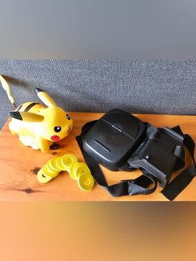 2014 TOMY Pokemon Battle Ready Pikachu Foam Disc Shooter Toy Launcher